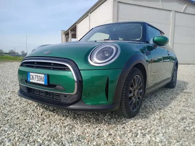 Usado Mini Cooper Essential 136 CV (100 kW) 2023 Verde Utilitario
