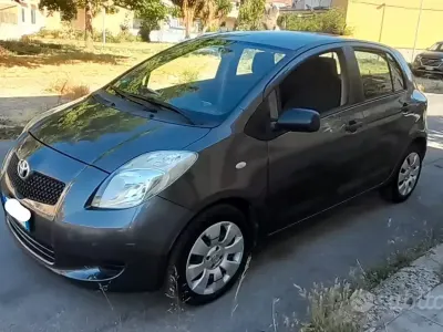 Usata Toyota Yaris 69 CV (50 kW) 2007 Grigio Utilitaria