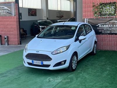 Usata Ford Fiesta 60 CV (44 kW) 2015 Bianco Utilitaria