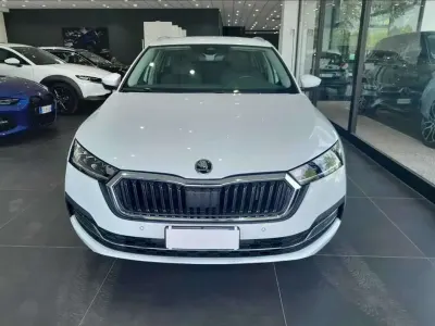 Usado Skoda Octavia G-TEC Style 131 CV (96 kW) 2021 Blanco Familiar