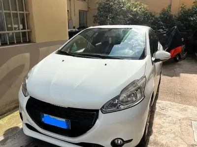 Begagnad Peugeot 208 82 HK (60 kW) 2014 Vit Halvkombi