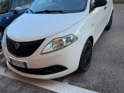 Usata Lancia Ypsilon 69 CV (50 kW) 2018 Bianco Utilitaria