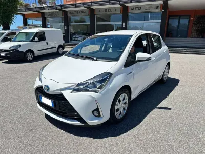 Usata Toyota Yaris Hybrid Active 101 CV (74 kW) 2019 Bianco Berlina