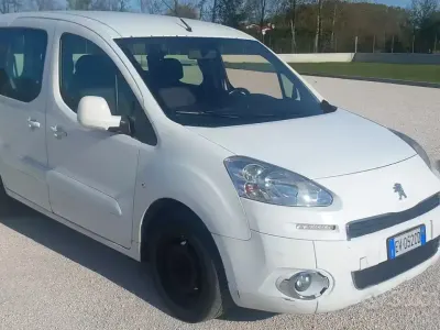 Begagnad Peugeot Partner Tepee 90 HK (66 kW) 2014 Vit Minibuss
