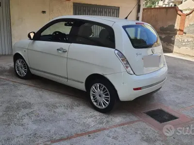 Usata Lancia Ypsilon 75 CV (55 kW) 2011 Bianco Utilitaria