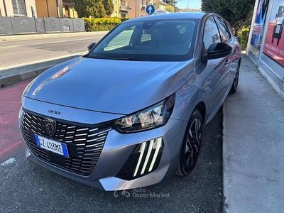 Usata Peugeot 208 Allure 101 CV (74 kW) 2025 Argento Utilitaria