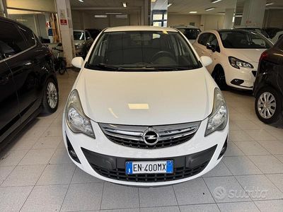 Usata Opel Corsa 85 CV (62 kW) 2013 Bianco Berlina