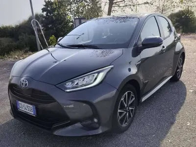 Usata Toyota Yaris Hybrid Trend 92 CV (67 kW) 2020 Grigio Berlina