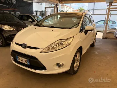 Usata Ford Fiesta 92 CV (67 kW) 2012 Beige Berlina