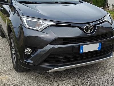 Usata Toyota RAV4 Active 143 CV (105 kW) 2016 Grigio SUV