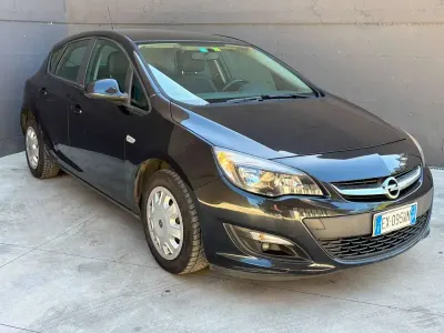 Usata Opel Astra Cosmo 140 CV (102 kW) 2014 Nero Berlina