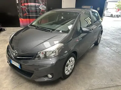 Usata Toyota Yaris Style 99 CV (72 kW) 2013 Grigio Utilitaria
