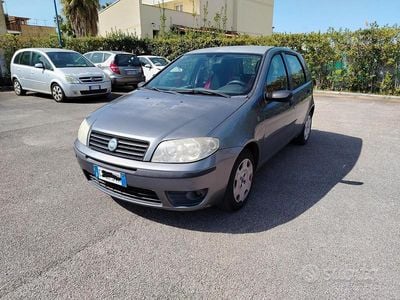 Usata Fiat Punto Dynamic 69 CV (50 kW) 2004 Grigio Utilitaria