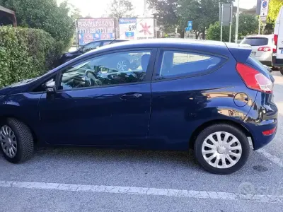 Usata Ford Fiesta 49 CV (36 kW) 2014 Blu Utilitaria