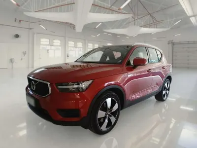 Usata Volvo XC40 Momentum 190 CV (139 kW) 2019 Rosso SUV