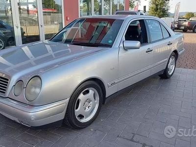 Usata Mercedes E200 Avantgarde 136 CV (100 kW) 1996 Grigio Berlina
