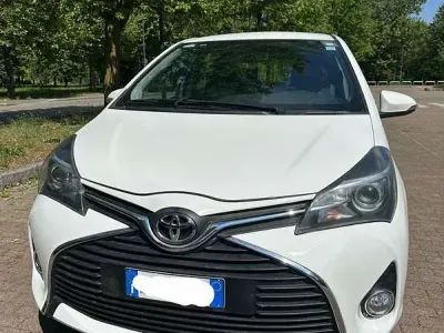 Usata Toyota Yaris Lounge 69 CV (50 kW) 2014 Utilitaria