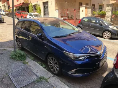 Usata Toyota Auris Hybrid Lounge 99 CV (72 kW) 2017 Blu/azzurro Station wagon