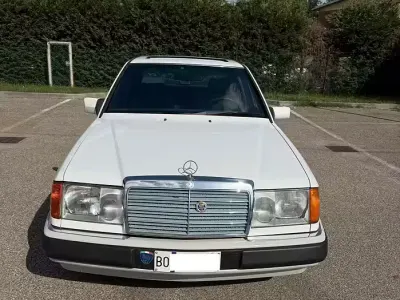 Usata Mercedes E200 122 CV (89 kW) 1989 Bianco Berlina