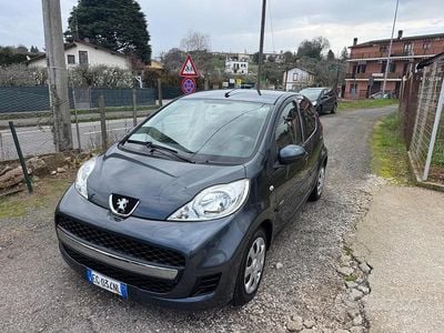 Usata Peugeot 107 68 CV (50 kW) 2011 Grigio Utilitaria