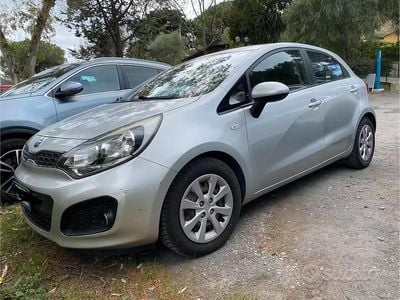 Usata Kia Rio 75 CV (55 kW) 2014 Grigio Utilitaria