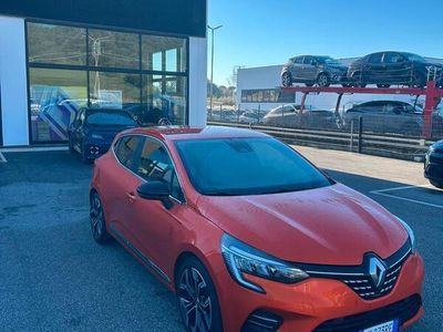 Usata Renault Clio V Techno 101 CV (74 kW) 2023 Arancione Berlina