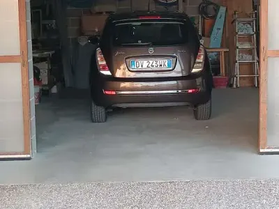Usata Lancia Ypsilon 75 CV (55 kW) 2009 Marrone Utilitaria