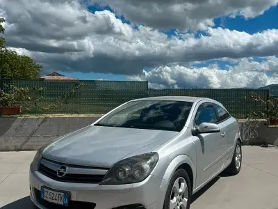 Usata Opel Astra GTC 90 CV (66 kW) 2005 Grigio Berlina