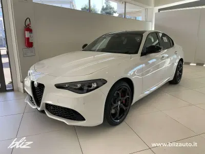 Nuova Alfa Romeo Giulia 209 CV (153 kW) 2026 Bianco alfa con tetto nero Berlina