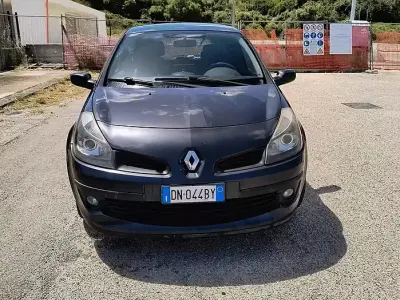 Usado Renault Clio II LE 75 CV (55 kW) 2008 Gris Berlina