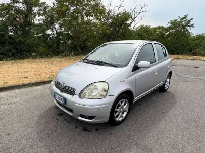 Usata Toyota Yaris 65 CV (47 kW) 2005 Argento Utilitaria