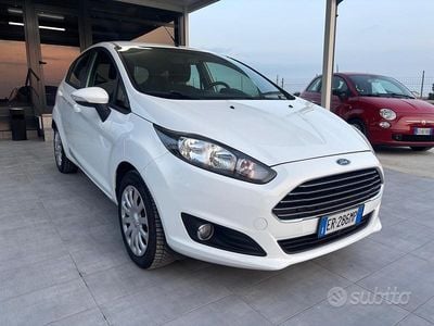 Usata Ford Fiesta 60 CV (44 kW) 2013 Bianco Utilitaria