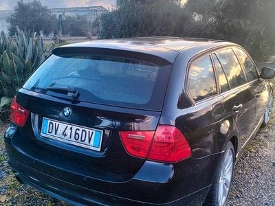 Begagnad BMW 318 143 HK (105 kW) 2009 Svart Kombi