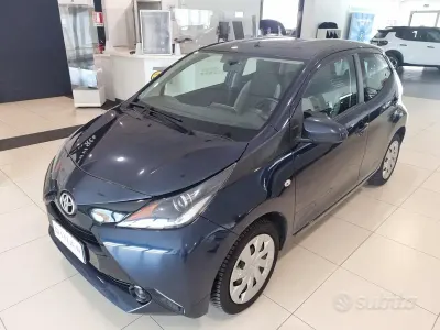 Usata Toyota Aygo Cool 69 CV (50 kW) 2015 Blu Utilitaria
