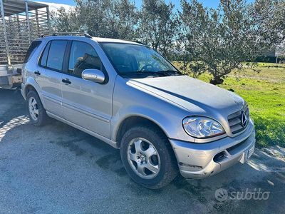 Usata Mercedes ML270 163 CV (119 kW) 2004 Grigio SUV