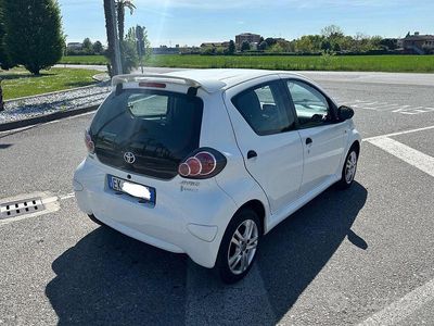 Usata Toyota Aygo Connect Style 68 CV (50 kW) 2012 Bianco Utilitaria
