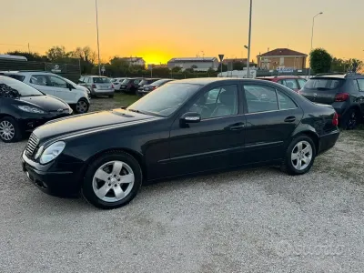 Usata Mercedes E200 Avantgarde 122 CV (89 kW) 2005 Blu Berlina