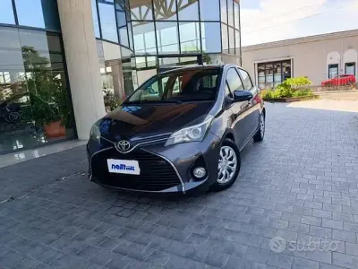 Usata Toyota Yaris Active 69 CV (50 kW) 2015 Grigio Utilitaria