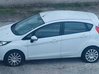 Usata Ford Fiesta 75 CV (55 kW) 2011 Bianco Utilitaria