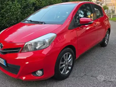 Usata Toyota Yaris Lounge 69 CV (50 kW) 2014 Rosso Utilitaria