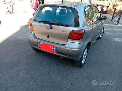 Usata Toyota Yaris 65 CV (47 kW) 2005 Grigio Utilitaria