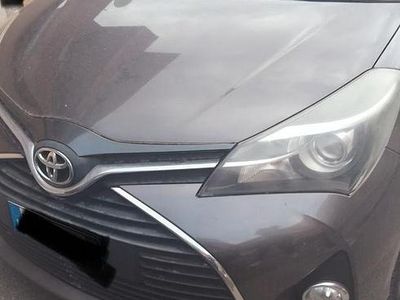Usado Toyota Yaris Active 69 CV (50 kW) 2016 Gris Berlina
