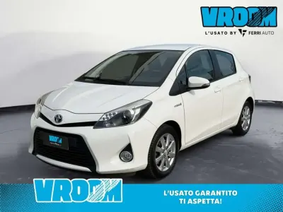 Usata Toyota Yaris Hybrid Lounge 75 CV (55 kW) 2014 Bianco Berlina