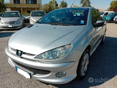 Usata Peugeot 206 CC 109 CV (80 kW) 2004 Grigio Cabrio