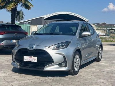 Usata Toyota Yaris Hybrid Business Edition 92 CV (67 kW) 2023 Argento Berlina