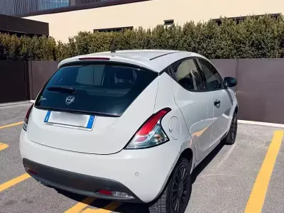 Usata Lancia Ypsilon 69 CV (50 kW) 2018 Grigio Utilitaria