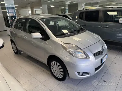 Usata Toyota Yaris Sol 69 CV (50 kW) 2010 Grigio Utilitaria