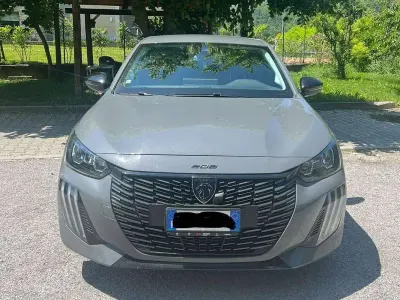 Usata Peugeot 208 Allure 101 CV (74 kW) 2024 Grigio Utilitaria