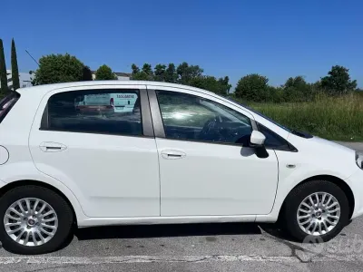 Usata Fiat Grande Punto 77 CV (56 kW) 2014 Bianco Utilitaria