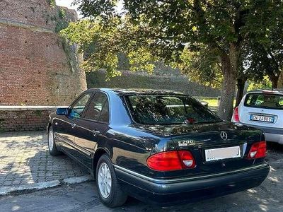 Usado Mercedes E200 Elegance 136 CV (100 kW) 1996 Berlina
